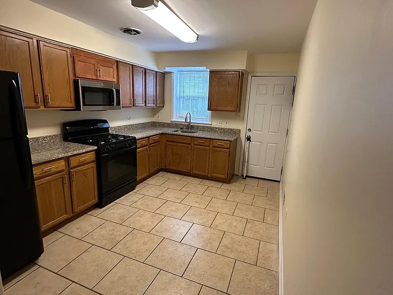 115 N Curley St — Photo 5