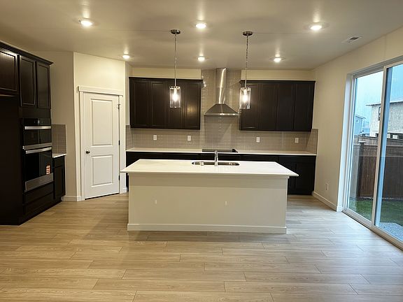 Gourmet kitchen with 42 inch cabinets & quartz countertop