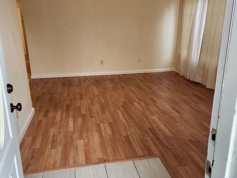 1st image of 129 E Trident Dr