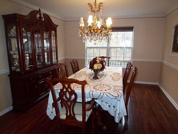 Hard wood floors, chair rail & crown molding.