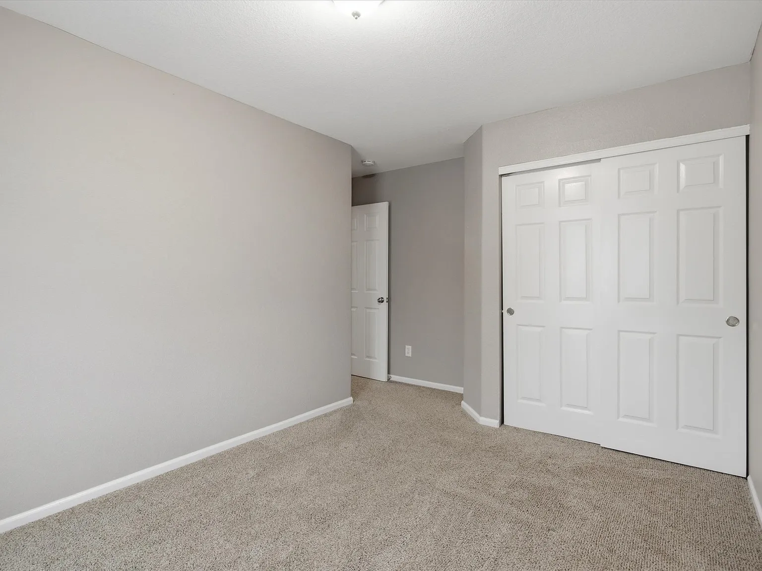 6 bed, 2609 sqft, $3,350 — Photo 4