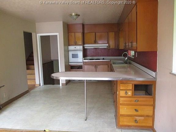 2nd image of 212 Willow Ln