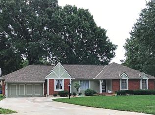 424 NE Sunview Cir, Blue Springs, MO 64014