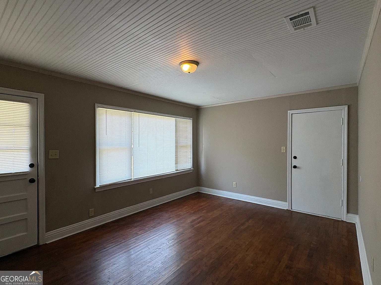 2 bed, 1.0 bath, 768 sqft, $900 — Photo 2