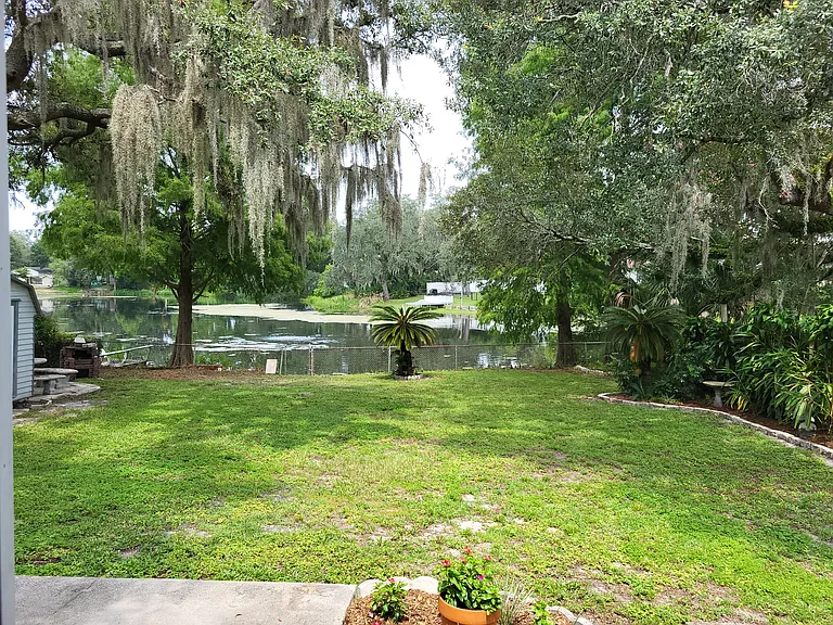 10215 Cliff Cir — Photo 18