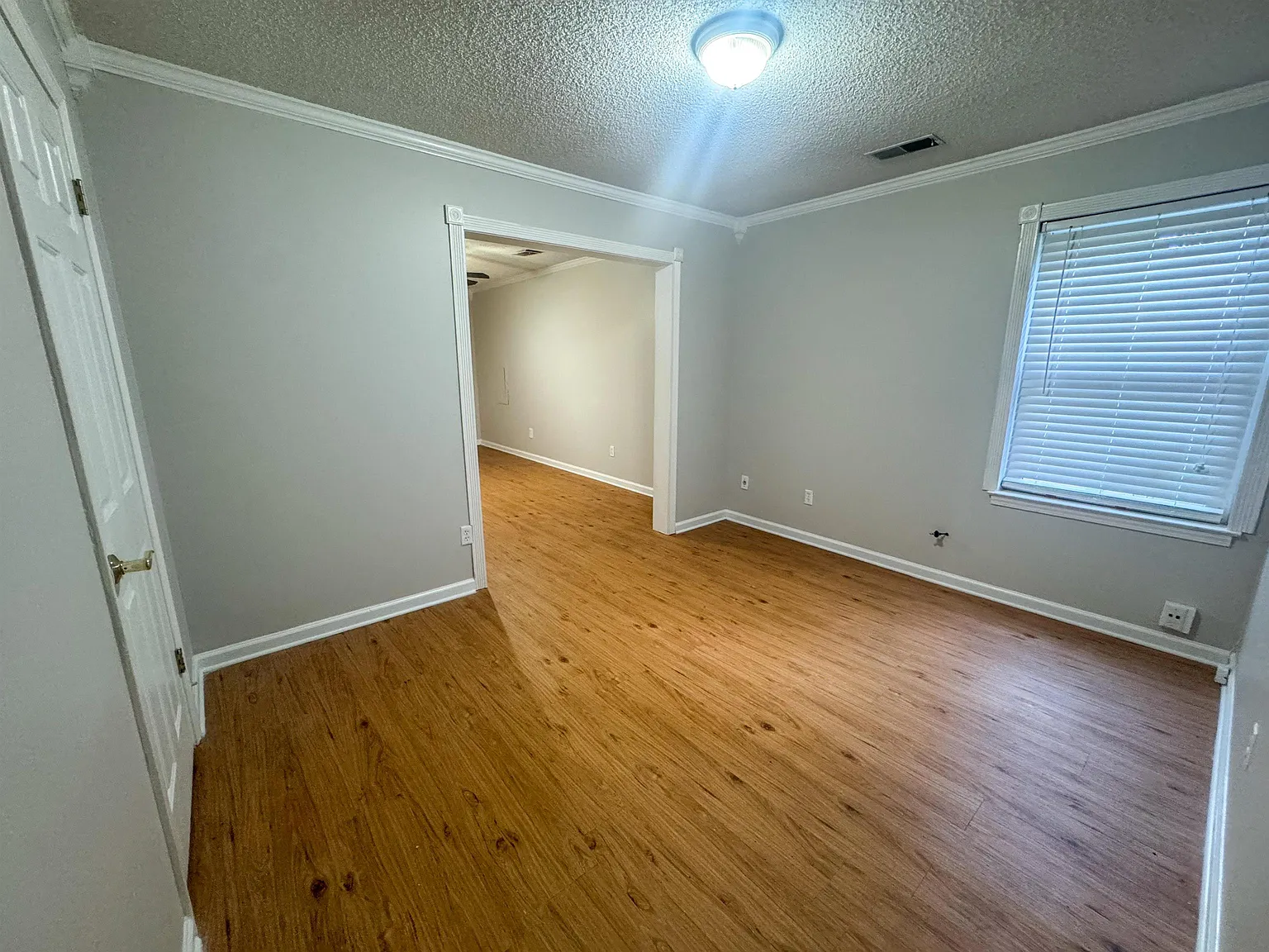 3 bed, 2.0 bath, 2401 sqft, $2,000 — Photo 2