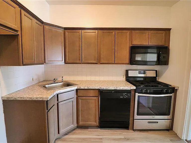 3 bed, 1058 sqft, $1,900 — Photo 4