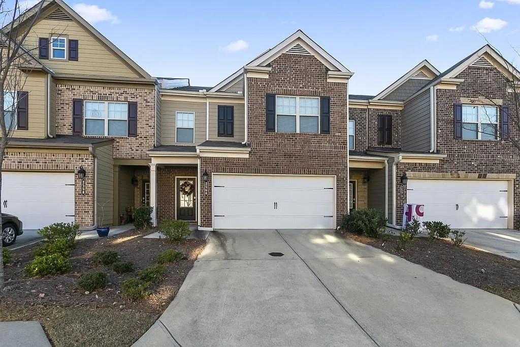 4 bed, 2.5 bath, 1964 sqft, $2,400 — Photo 1