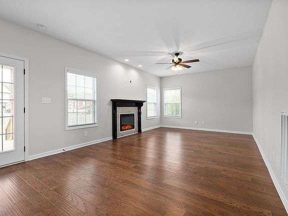 4th image of 202 Geneva Ln