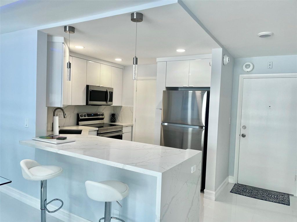 133 N Pompano Beach Boulevard Apt 105, photo 4