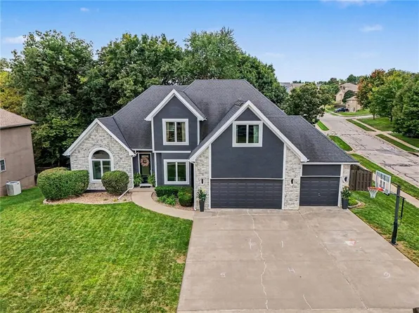 201 Surrey Ct, Smithville, MO 64089