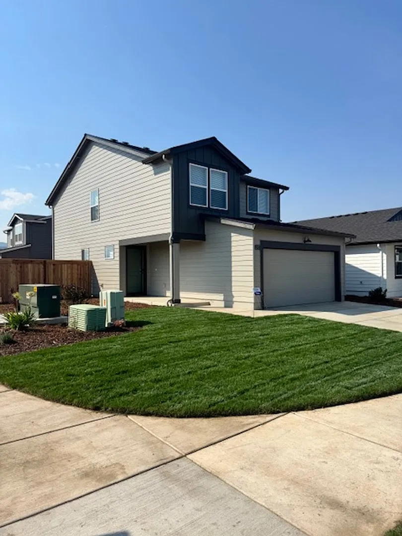 Brand New 4 Bedroom House W/ Upgrades — Photo 2