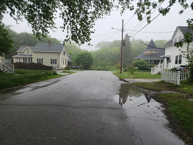 Street view right (dead end, quiet street)