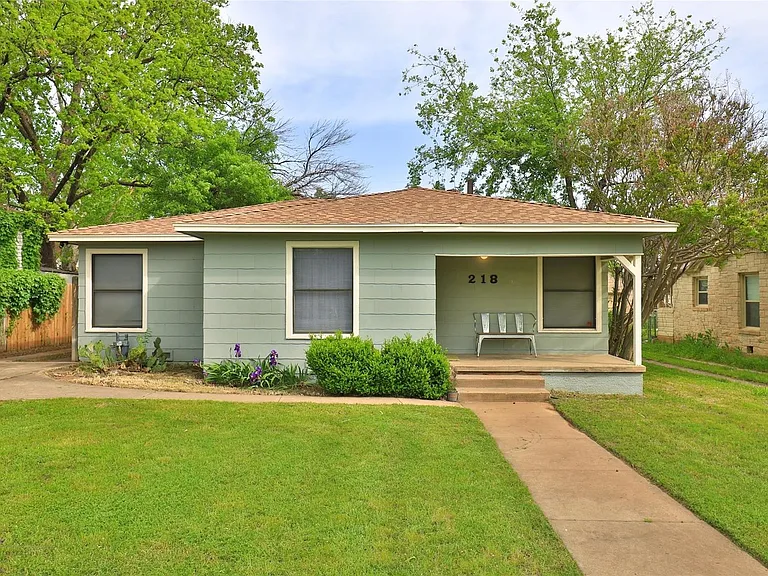 218 College Dr — Photo 1