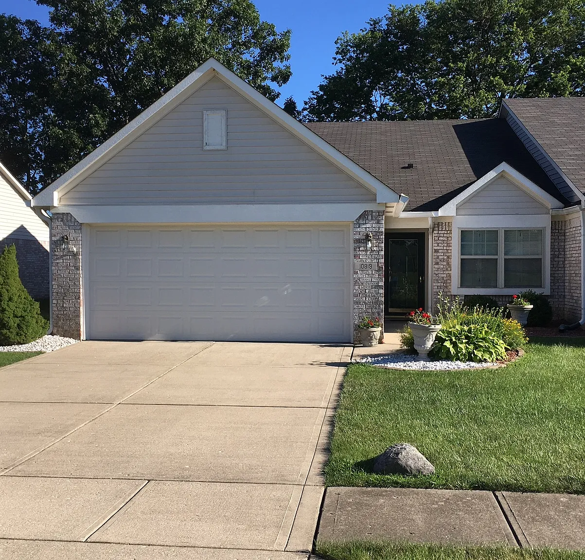 10819 Stable Dr photo 1