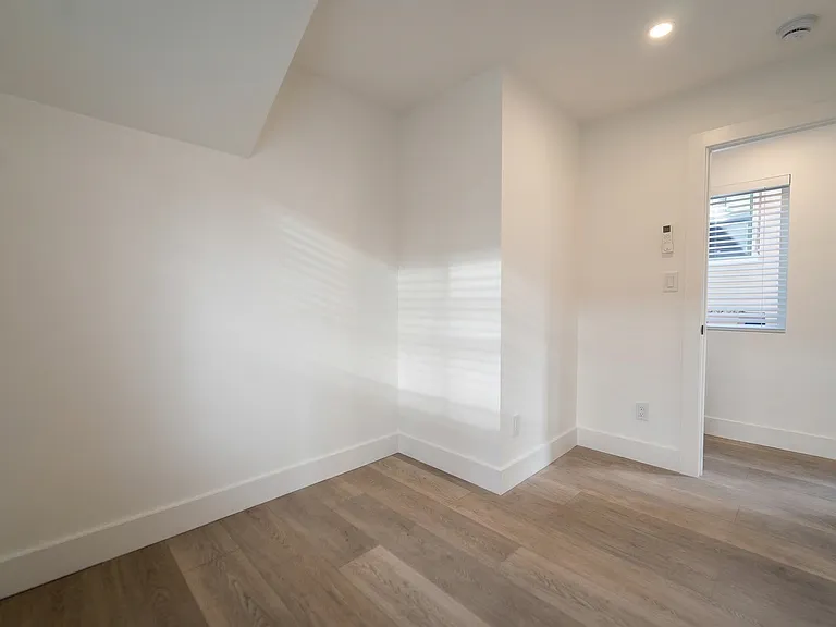 1803 Oxford St — Photo 42