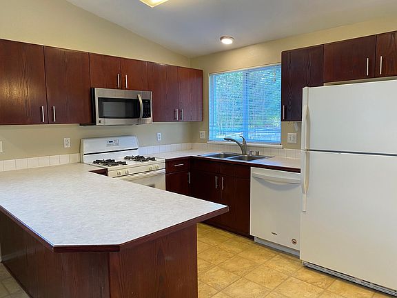 2nd image of 8728 Queens Ct SE