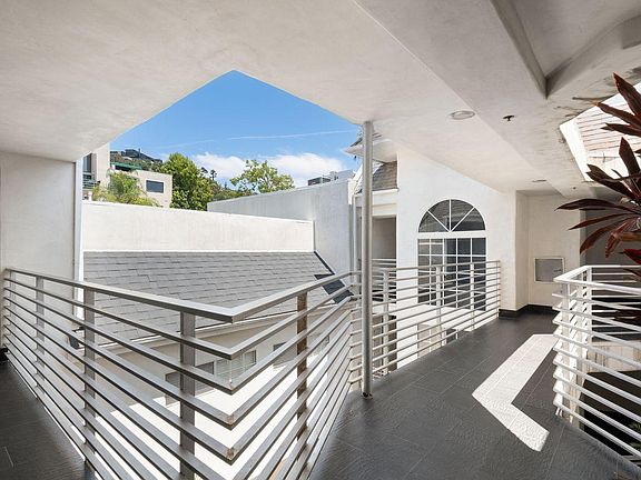 4th image of 1129 Larrabee St APT 13