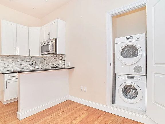 5th image of 211 W 53rd St APT 2A