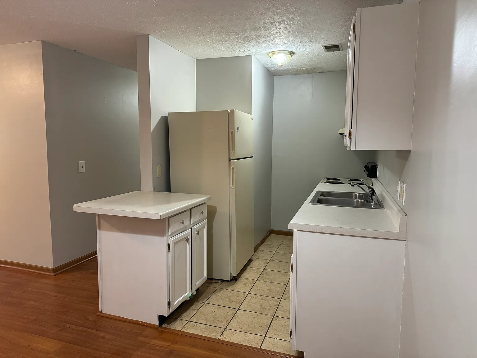 3 bed, 982 sqft, $1,650 — Photo 4