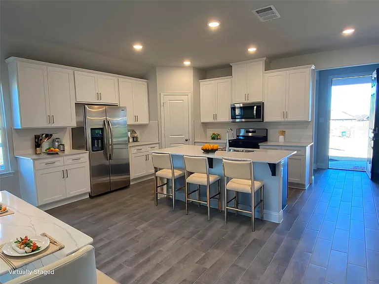 305 Tartane Dr — Photo 4
