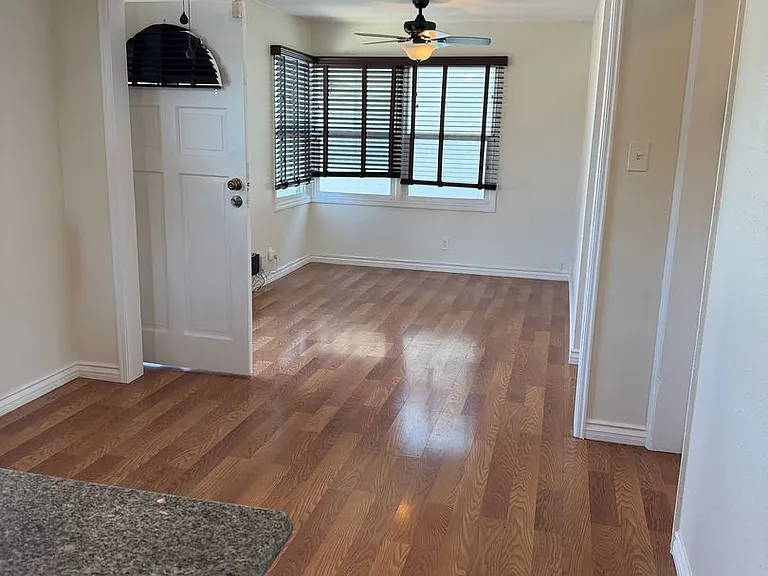 2534 Cedar Ave — Photo 4