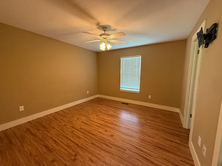 1403 Louise St NE — Photo 8