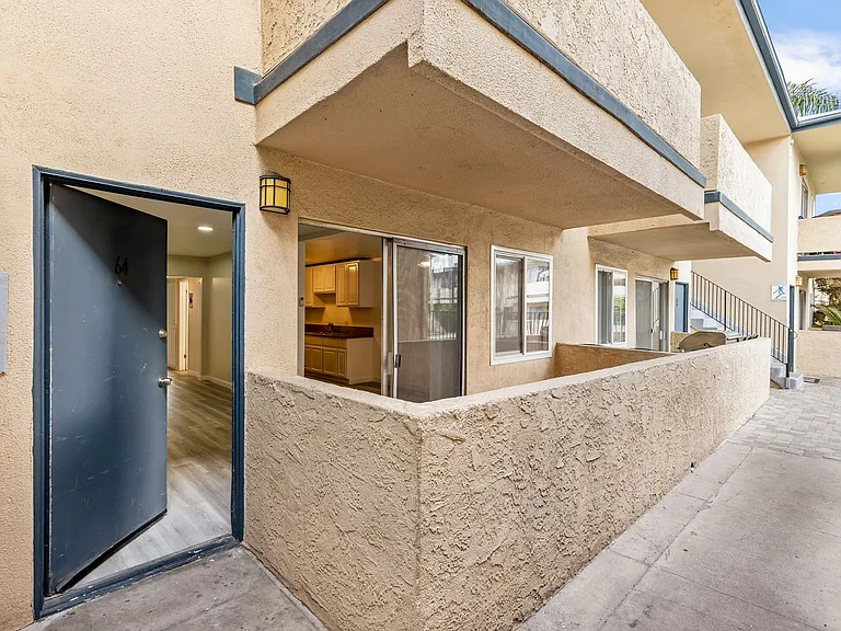 Tarzana Court Apartments — Photo 6