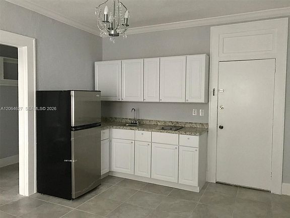 3rd image of 124 Mendoza Ave APT 8A