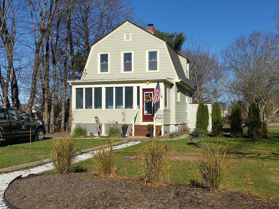 Curb appeal continues to the inside where you will find an i