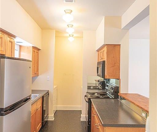 4th image of 2092-94 Woodrow St