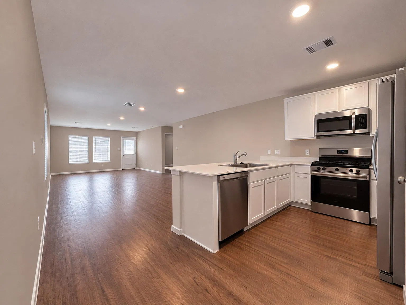 4 bed, 2.0 bath, 1720 sqft, $1,980 — Photo 3