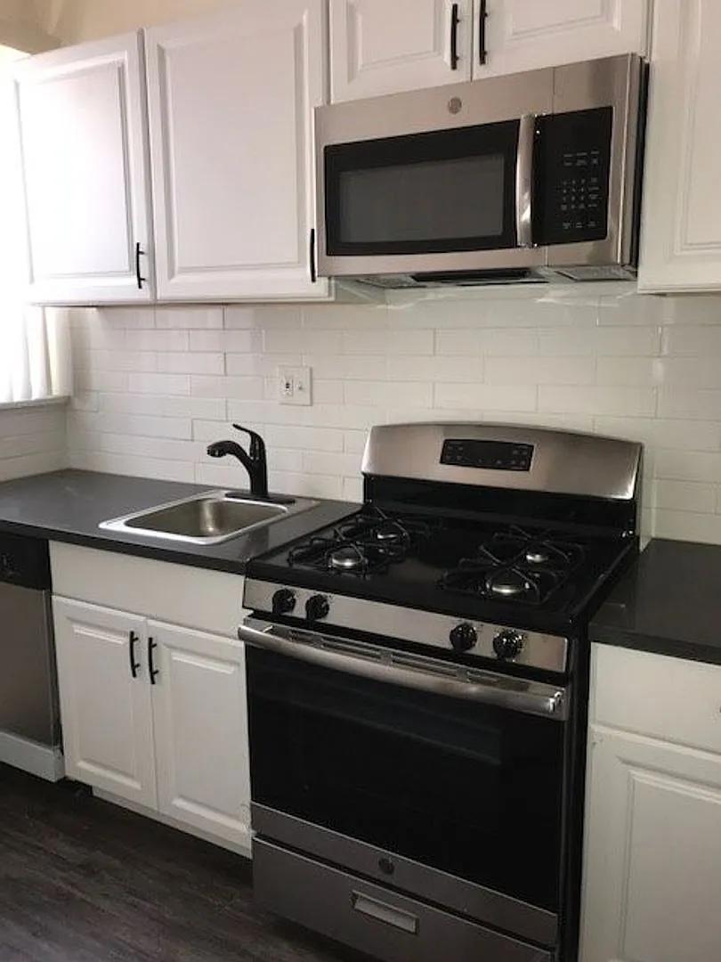563 N Heliotrope Dr — Photo 3