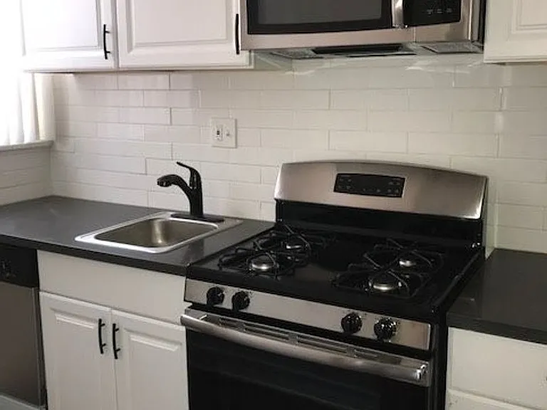 563 N Heliotrope Dr — Photo 3