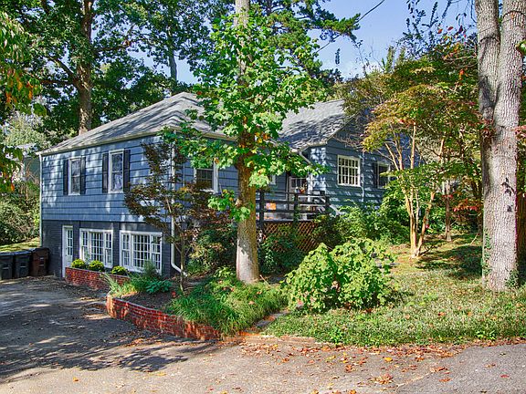 2nd image of 114 NE Herron Dr