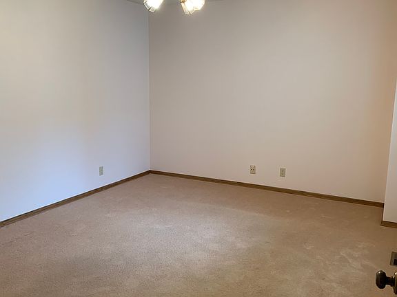 Upstairs front bedroom 