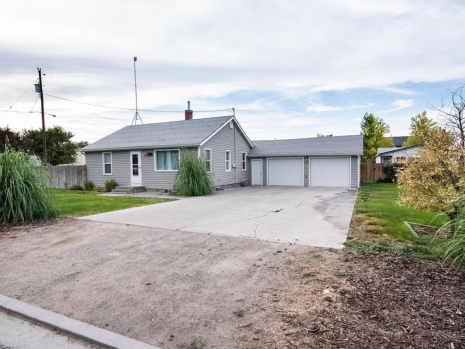 Front of house and driveway
