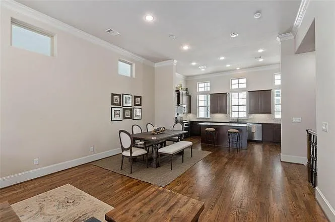 1131 W 21st St — Photo 10