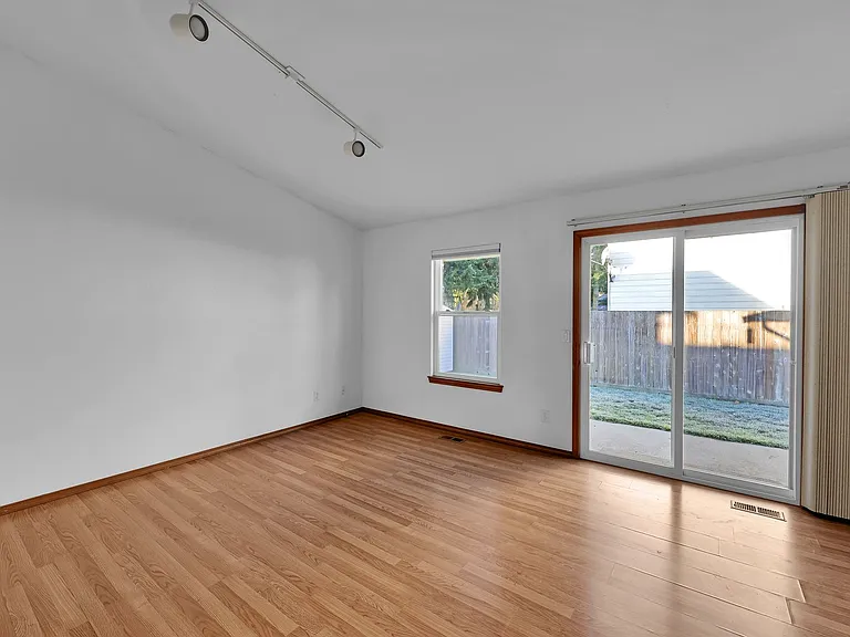713 SW Puffin St — Photo 4