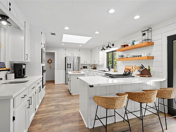 4th image of 6401 Windwood Dr