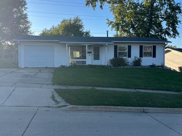 900 S 6th St, Marion, IA 52302