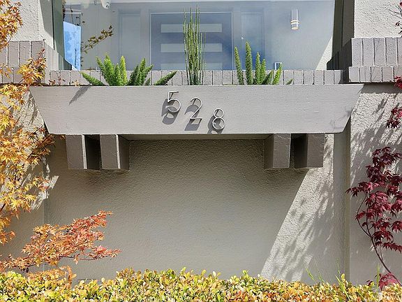 3rd image of 528 Miramar Ave