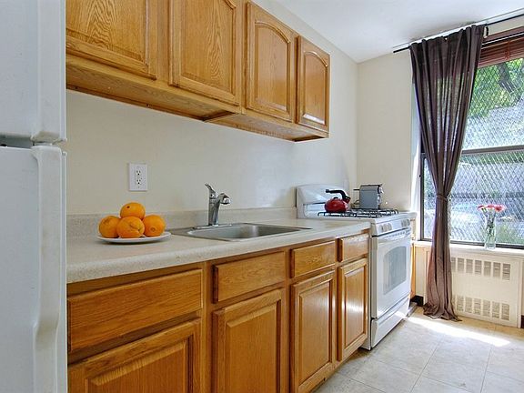 3rd image of 427 Saint Johns Pl APT 1A