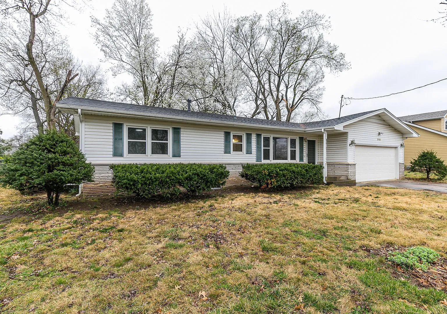 South Springfield Home (Kickapoo And Cherokee Schools) -- 3 Bed | 1.5 Bath | 2 Car Garage -- Larg... — Photo 2