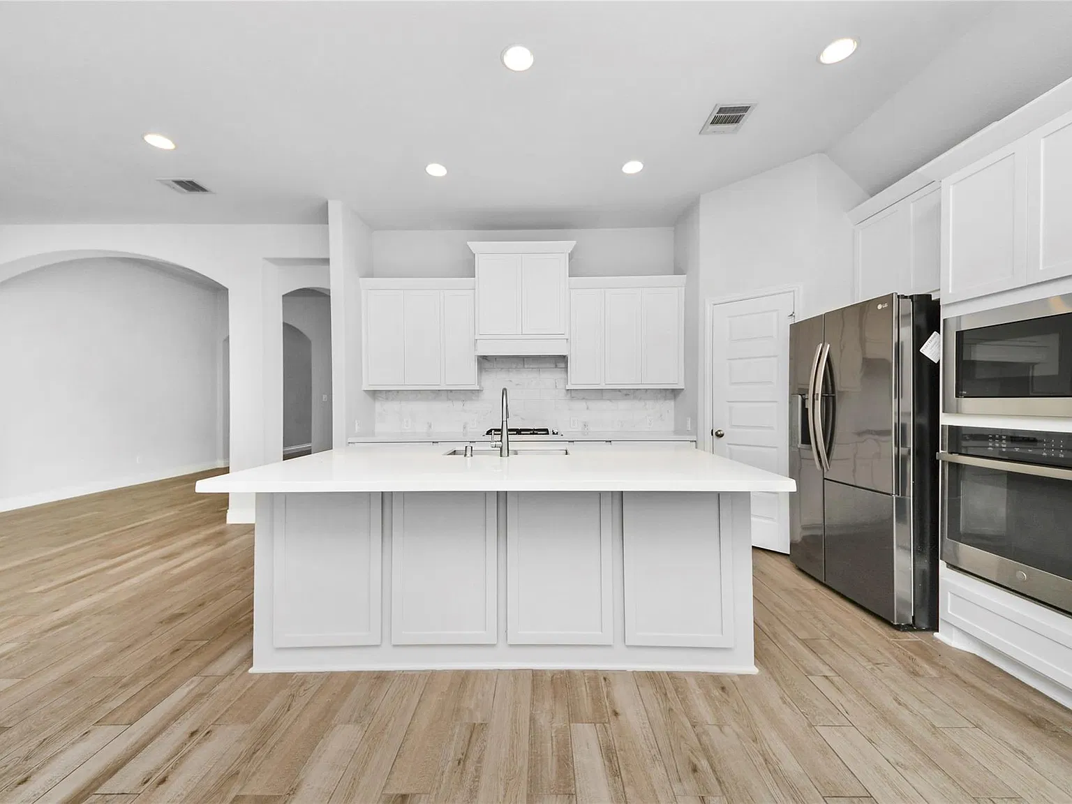 4 bed, 3.0 bath, 2551 sqft, $2,600 — Photo 4