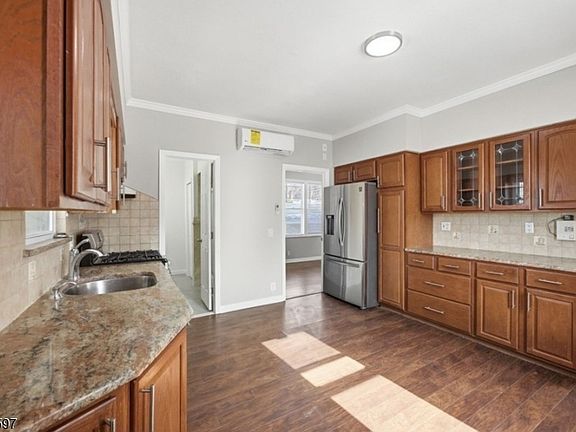 5th image of 693 N 8Th St