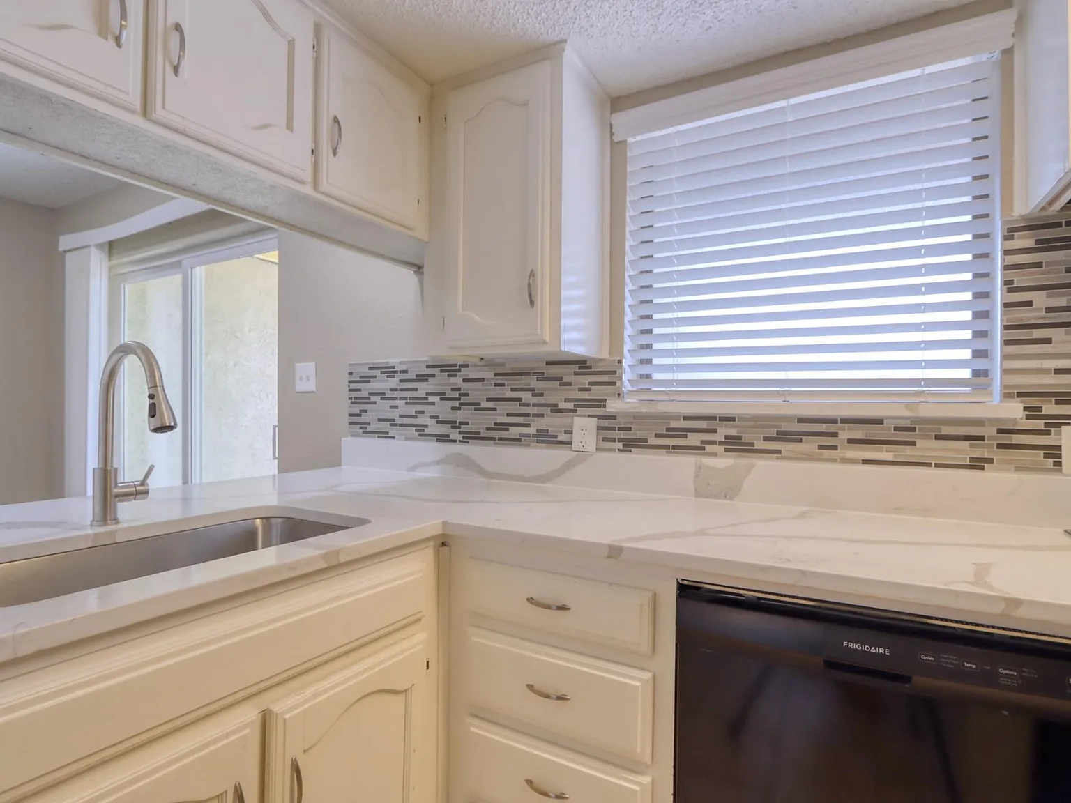2 bed, 2.5 bath, 1222 sqft, $1,599 — Photo 2