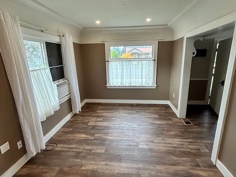 817 Grover St — Photo 4