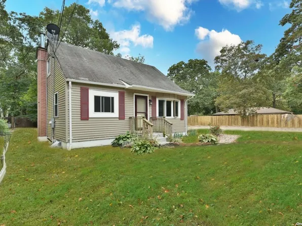 80 Norfleet Ln, Coram, NY 11727