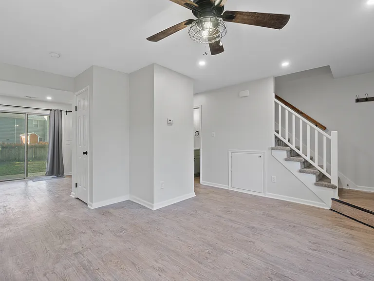 945 Captains Ct — Photo 13